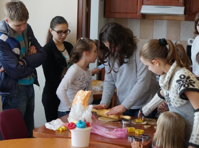 В Ужгороді провели майстер-клас із випікання пряників для дітей з багатодітних родин та сімей учасників АТО