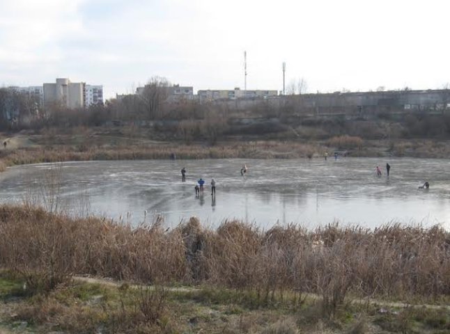 Ужгородці на свій страх і ризик катаються на замерзлому озері "Кірпічка"