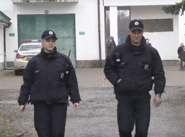Патрульні поліцейські Ужгорода завітали до вихованців Закарпатського еко-центру