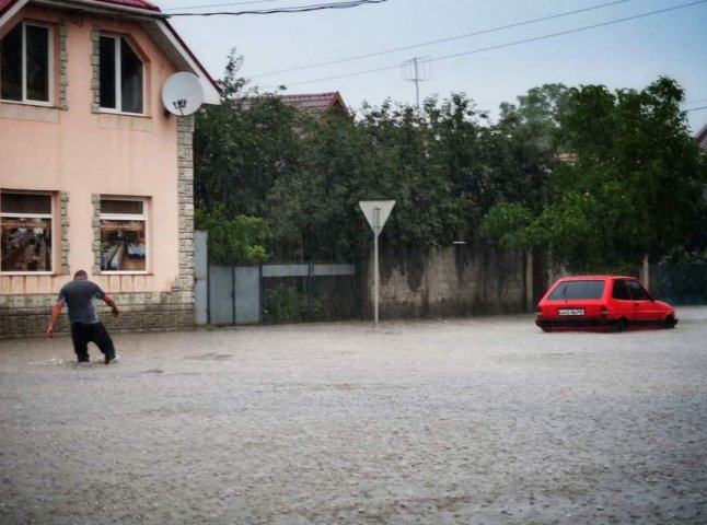 Венеція по-закарпатськи: в Ужгороді після зливи затоплені вулиці і дороги