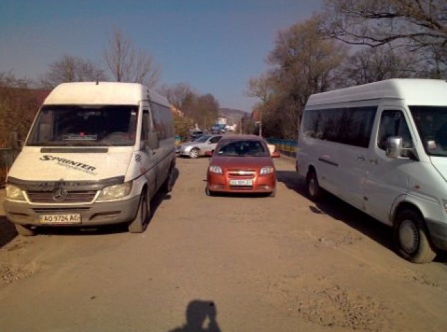 Дорогу Іршава-Довге-Свалява перекрито: люди вийшли на акцію протесту (ФОТО)