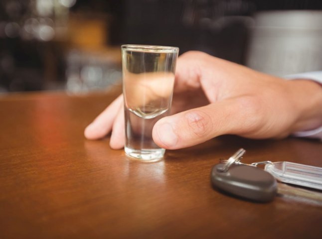 Нетверезий водій під Ужгородом вантажівкою в’їхав у припарковані авто