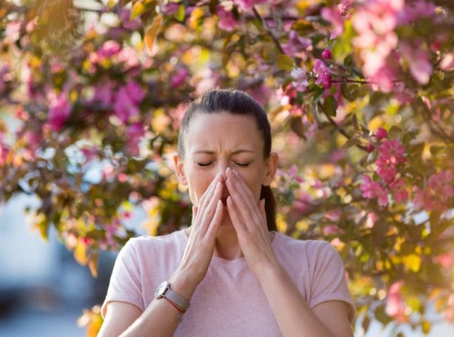 Почервоніння очей і закладеність носа: частина закарпатців страждає від алергії