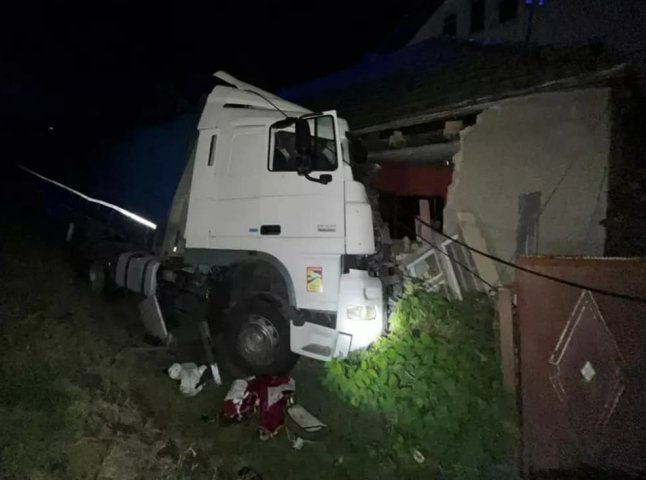 Рятувальники розповіли про випадок, який трапився вночі у Мукачівському районі