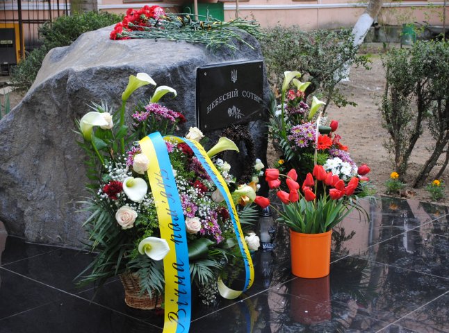 Працівники одного з медичних закладів Ужгорода встановили меморіал Небесній Сотні