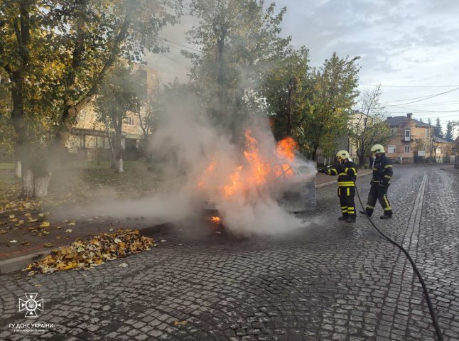 Рятувальники оперативно гасили палаючу автівку, щоб в ній не вибухнув газовий балон