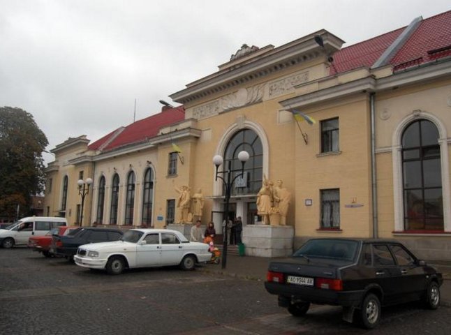 У Мукачеві біля залізничного вокзалу пограбували жінку