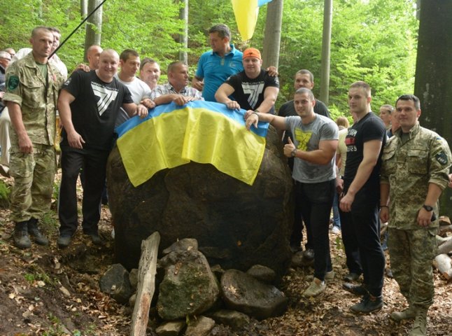 Закарпатські строгмени підняли велетенський камінь опришка Григорія Пинті