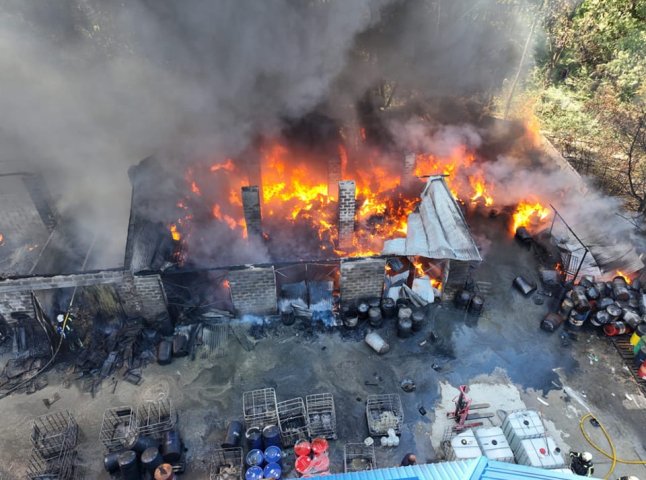 Масштабна пожежа в Мукачеві: у мережі показали відео з висоти