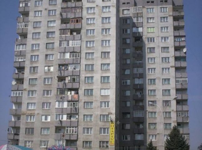 Ужгородські правоохоронці офіційно підтвердили акт самогубства мешканки ужгородської 16-поверхівки