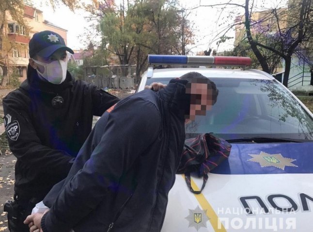 Прокуратура погодила підозру чоловіку, який напав на пенсіонера в Ужгороді