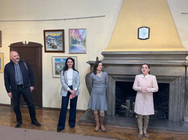 У Мукачеві почалась весняна виставка картин
