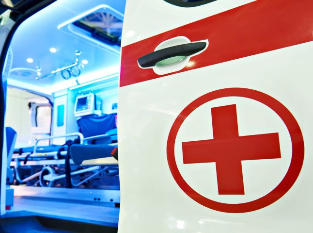 В Ужгороді медики врятували хлопця: що сталось на підприємстві