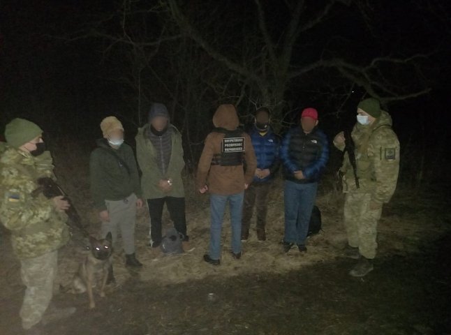 Вночі групу нелегалів затримали на кордоні із Словаччиною: що сталося