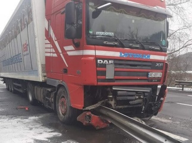 На Мукачівщині трапилась аварія. Опубліковано відео з місця ДТП