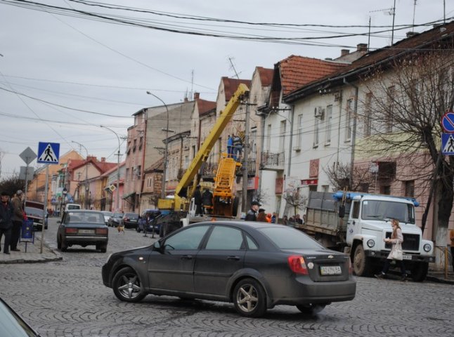 Багатостраждальну електроопору на одній із центральних вулиць Мукачева все ж вирішили замінити (ФОТО)