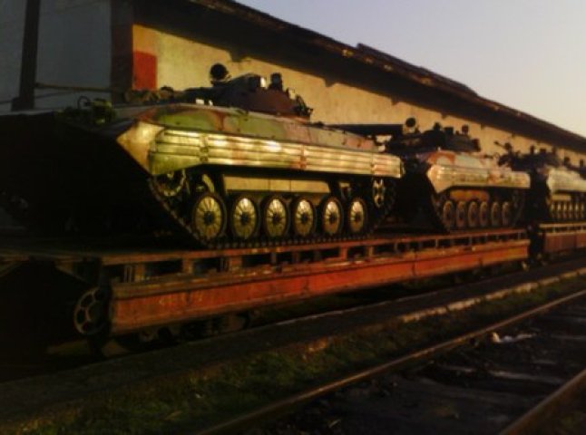 У Виноградово привезли танки: кажуть, техніку передають із однієї військової частини до іншої (ВІДЕО)