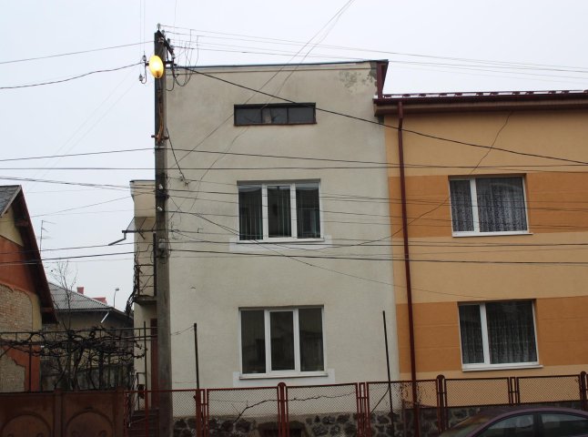 Мукачево "тотально економить" електроенергію, включивши нічне освітлення навіть вдень (ФОТО)
