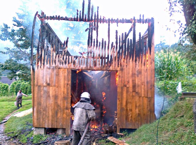 У одному із сіл Мукачівщини загорілась надвірна споруда
