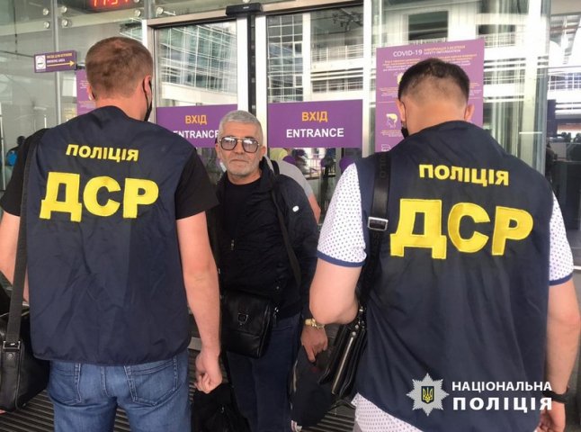 Кримінального «авторитета», якого затримали на Закарпатті, видворили за межі України