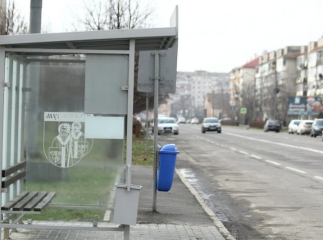 У  Мукачеві встановили 11 автобусних зупинок