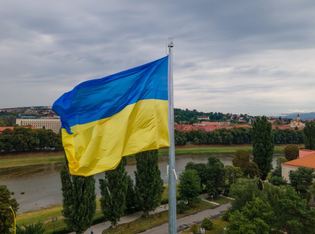 На Закарпатті замайорів найвищий в області Державний Прапор України
