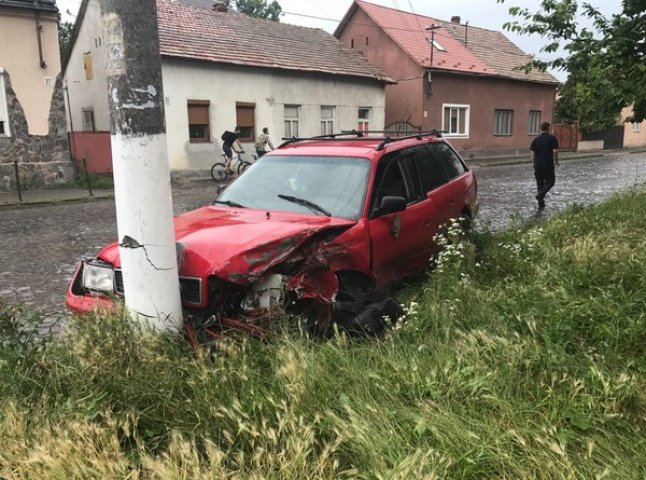 Карколомна ДТП у Мукачеві: "Audi" влетіло в стовп, у "BMW" відірвало колеса