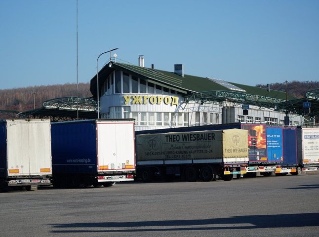 Закарпатські митники викрили оборудку з посудом на 1,5 мільйона