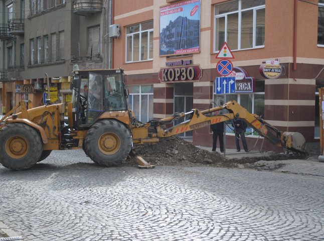 Задля проведення каналізації у Мукачеві перекрили цілу вулицю (ФОТО)