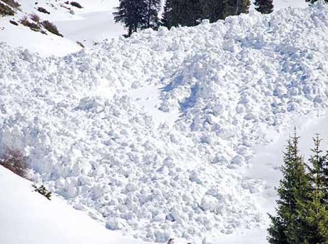 Вночі на Рахівщині та Тячівщині зійшли лавини, працівники МНС розчищали завалені снігом дороги до ранку