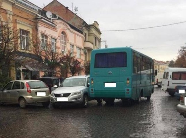 ДТП в Ужгороді: автобус не розминувся з іномаркою "Volkswagen"