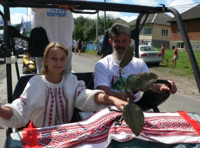 У Закарпатті відкрили пам’ятник чорниці