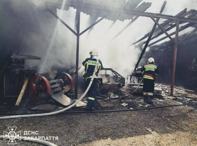 Спочатку люди самі гасили, потім покликали рятувальників: що відомо про пожежу у Перечині