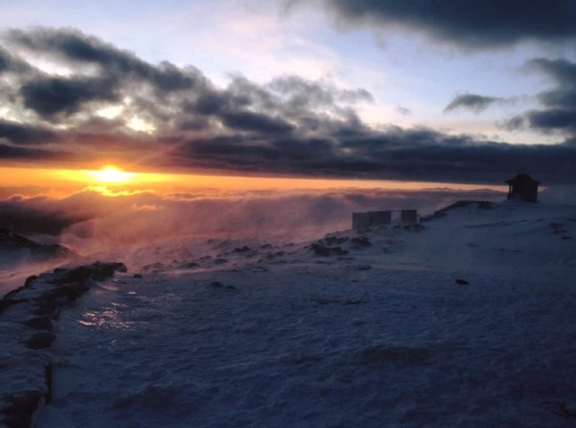 Мороз і пориви вітру: туристів попереджають про погоду в горах