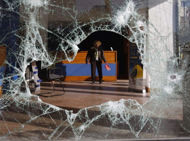 Працівники ДСО затримали 29-річного ужгородця, який розбив скло у вікні магазину