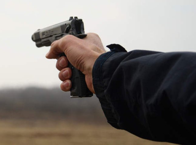На Іршавщині чоловік застосував травматичну зброю, щоб захистити пенсіонерку від крадіїв