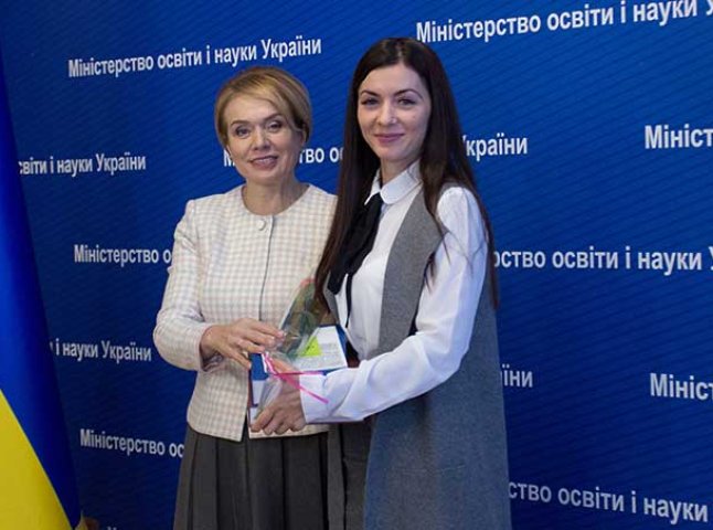 Закарпатську вчительку з перемогою у всеукраїнському конкурсі привітала міністр Лілія Гриневич