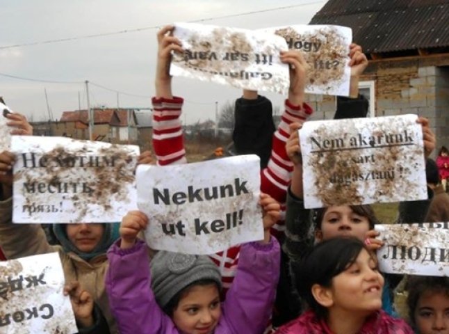 У Чопі діти ромів протестували проти свавілля влади (ВІДЕО)