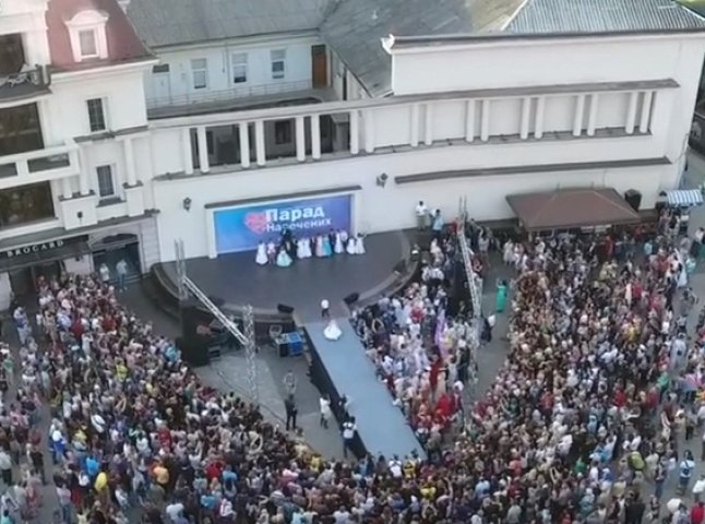 Закарпатський відеограф оприлюднив відео Параду наречених в Ужгороді, зняте з висоти пташиного польоту