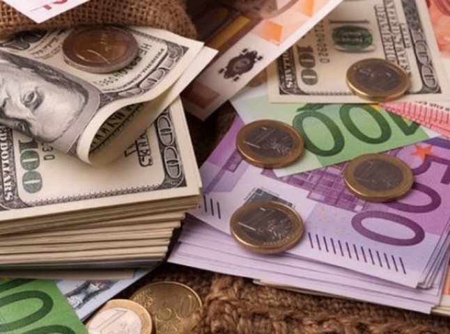 Курс валют на початку тижня: євро і долар подешевшали