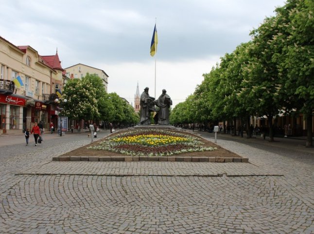 У центрі Мукачева з’явилась клумба у формі вишиванки