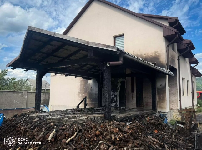 У Виноградові рятувальники ліквідували пожежу дерев’яного навісу