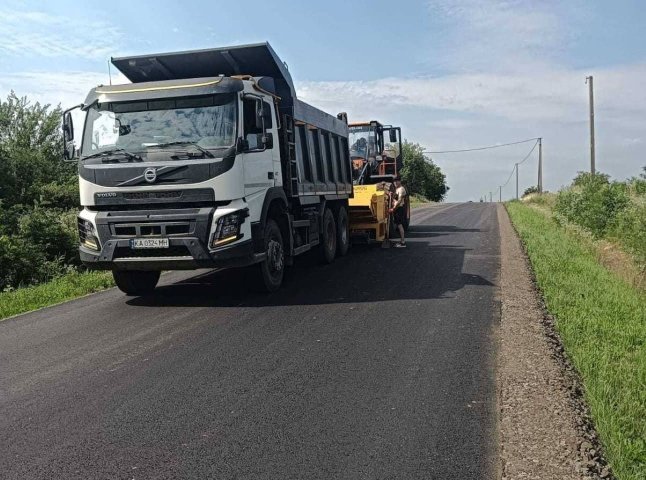 Бригади оновлюють місцеві дороги в чотирьох локаціях Закарпаття