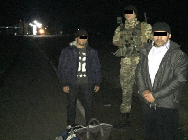 На Закарпатті прикордонники затримали двох нелегальних мігрантів з Таджикистану 