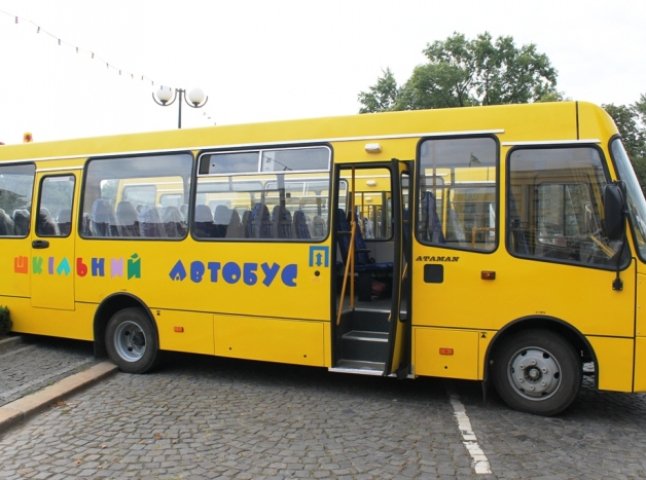 Чотири райони області отримали дев’ять новеньких шкільних автобусів