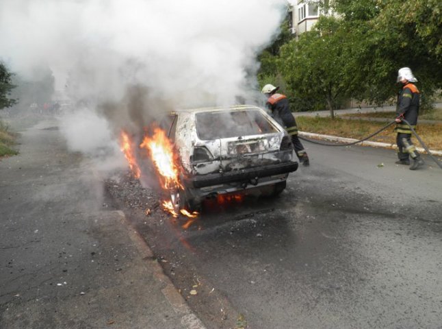Пожежники поки не знають від чого загорівся в Ужгороді "Volkswagen Golf"