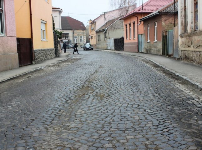 Дороги після зими: на кількох вулицях Мукачева утворились "дорожні хвилі"