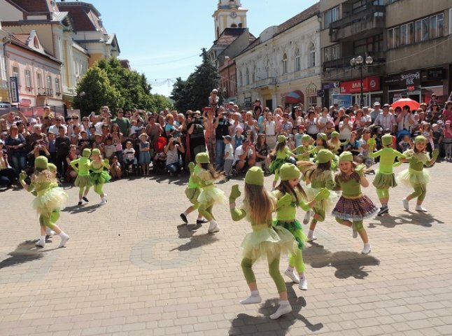 Берегівчани відзначили День захисту дітей концертом з подарунками (ФОТО)