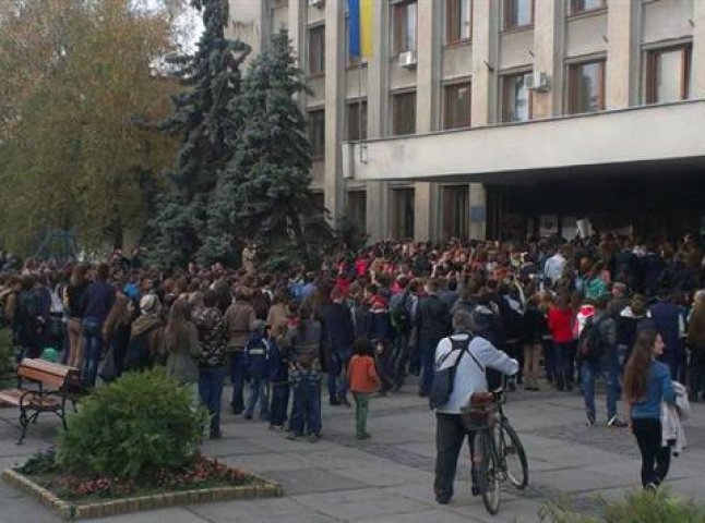 Під Ужгородською міськрадою зібрались протестувальники