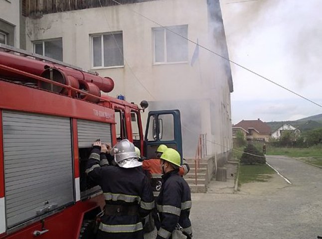 Мукачівські рятувальники ліквідовували пожежу у ЗОШ №13